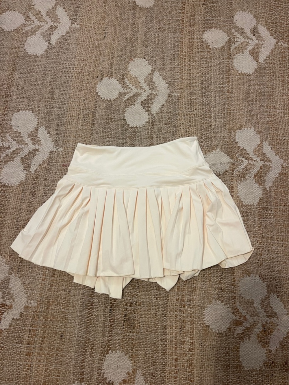 good hinge butter yellow pleated skirt